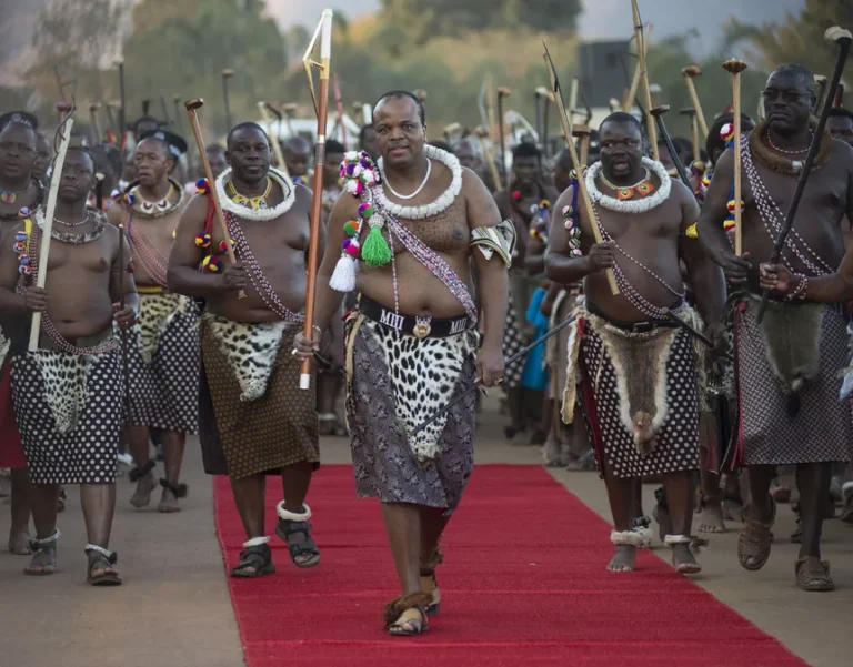O REI DE ESWATINI JÁ SE ENCONTRA NO LOCAL DO ENVENTO PARA ESCOLHER UMA NOVA ESPOSA