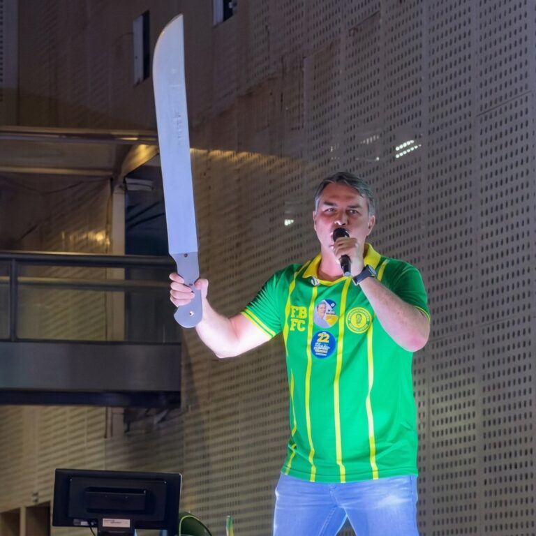 Flávio Bolsonaro sobe ao palanque com facão promete leis mais severas contra crimes sexuais